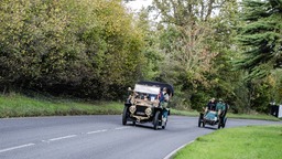 386 overtakes 145 on a bend